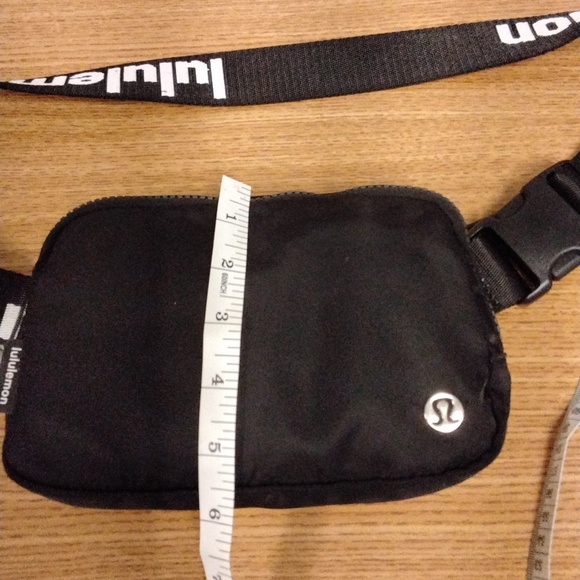 Lululemon Black Everywhere Belt Bag - Picture 5 of 5